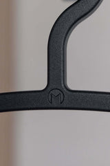 Kleiderbügel FAY aus hochwertigem Kunststoff mit modernem Design und geschmeidiger Oberfläche.