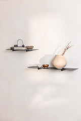 Wandregal LENN in modernem Design mit minimalistischen Formen und dekorativen Elementen.